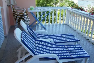 Appartement de trois chambres avec la terrasse et la vue sur le mer Kampor, Rab (A-17396-b)