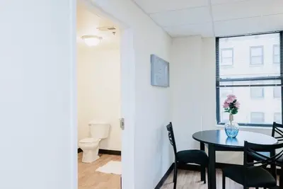 Image de Condo privé au coeur du centre-ville!