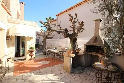 Image de Bel Appartement de plain pied de 90m², tout confort, 80m de la mer, 2 chambres, Wifi, séjour. . .