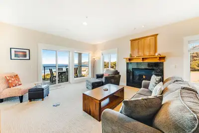 Image de Condo au dernier étage avec vue imprenable sur le foyer au gaz et grill!