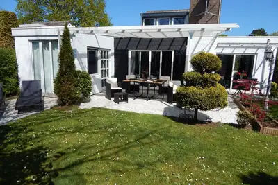 Wunderschönes freistehendes Ferienhaus, an der See, Sauna, Strand & Yachthafen, Wlan