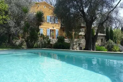 Image de maison de charme grand jardin piscine