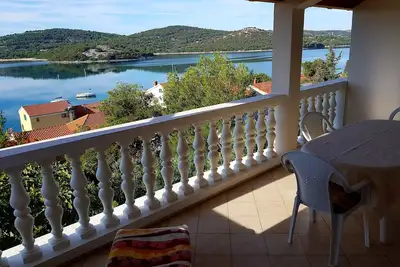 Vue sur la mer et front de mer Villa Dolores à Tisno sur la côte dalmate