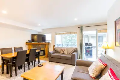 Image de *Nouvel Emplacement! Nouveau 3 chambres, 2. 5 salles de bain, bain à remous privé, aucune voiture nécessaire, 8 personnes