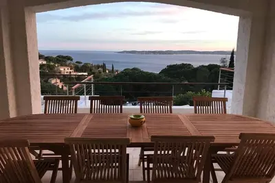 Image de Grande Villa avec piscine dominant le golf de Saint-Tropez