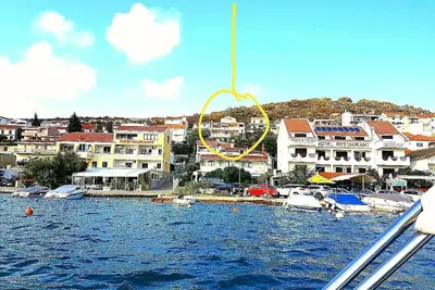Vue mer, 70 m², directement sur la mer à Tisno, 2 chambres et salle de bain