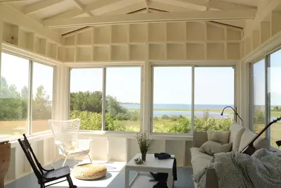 Image de Ferme modernisée au bord de l'eau avec poêle à bois sur 9 acres de terrain