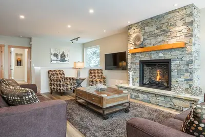 Image de Alpenglow Whole House - Brand New Fabulous 4, 000+ Sqft - Sleeps 20
