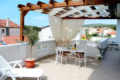 Juričev Ap 4, 100 à la plage, 4 + 1 couchages, 1er étage, WiFi gratuit, balcon
