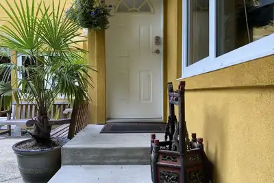 Image de Sunny and Spacious Garden Suite 5 minutes to Ocean 20 minutes to downtown