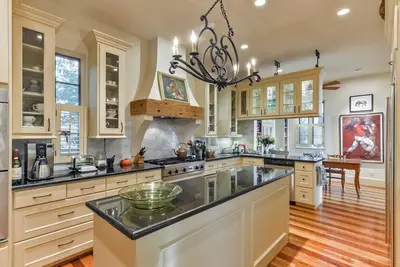 Image de Patio français élégant maison avec piscine privée