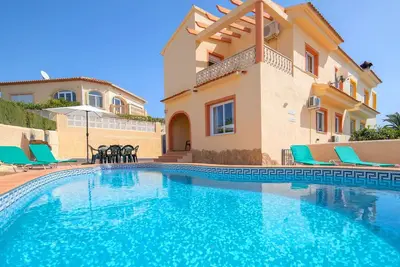 Merveilleuse maison de vacances avec climatisation, Wifi, piscine privée, Tv, terrasse et parking