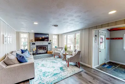 Image de Charmante maison avec vue sur le lac avec des mises à jour modernes et un accès facile au lac!