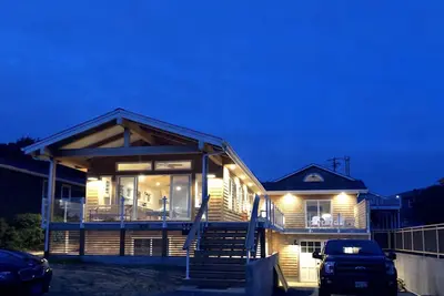 Image de Beautiful New Home with Ocean, Beach and Sunset Views; 40a Ev Charger