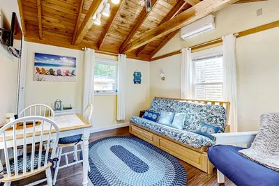 Image de Cottage Kennebunk mignon et confortable avec bain à remous et piscine partagés - près de la plage, chiens ok