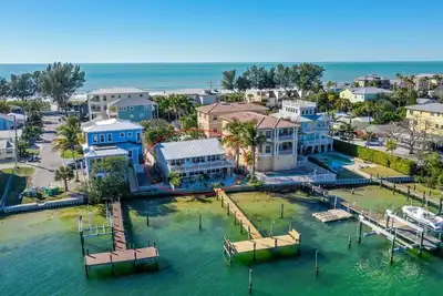 Image de Nouveau! Beach Home + Dock, 110 marches à la plage, kayaks, jet ski dock, Bridge Street
