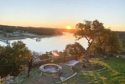 Image de Lake Travis Waterfront Gated House w\/ Private Boat Dock.