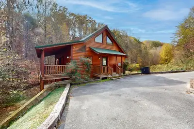 Image de Charmante cabine avec bain à remous privé, table de billard, théâtre - près de la ville!