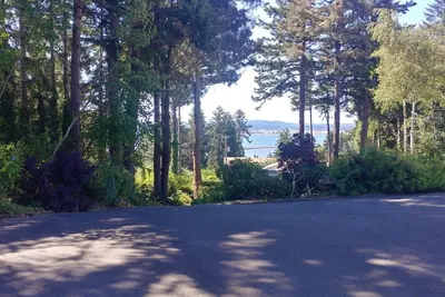 Image de Hilltop Cottage avec une vue magnifique sur la baie, la ville et l'océan à quelques minutes du centre-ville