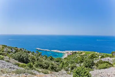 Image de Ceci est une maison, avec une vue grande et étonnante sur la plage et la mer ouverte.