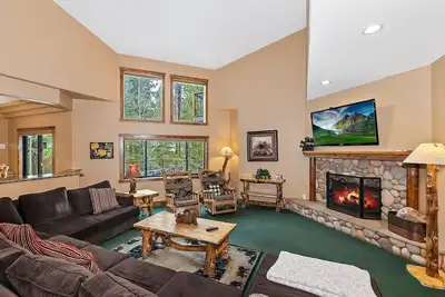Image de Evergreen Manor: retraite de luxe massive à proximité des deux stations de ski! Spa privé! Salle de jeux!