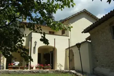 Image de Romantique maison individuelle dans le pays avec jardin et équipement complet