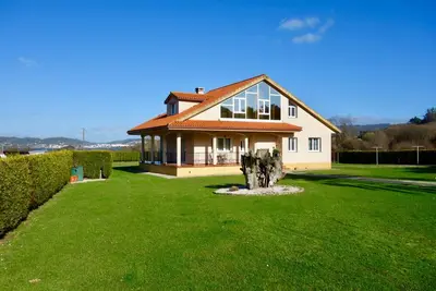 Image de Chalet ensoleillé, spacieux et privé à proximité de superbes plages et commodités.