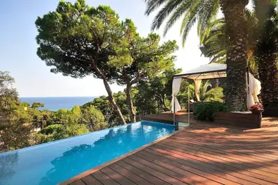 Image de Vue sur la mer avec piscine à débordement, jacuzzi