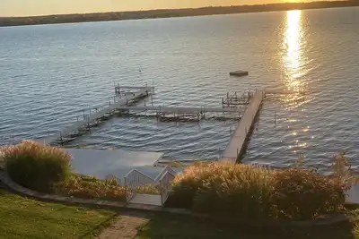 Image de Cottage Waterfront avec accès au quai et belle vue depuis une grande terrasse