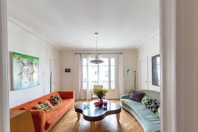 Image de Jolie maison 2br colorée dans le 17ème près de l'Arc de Triomphe, par Veeve