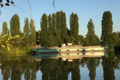 Image de -- La Timonerie d'une péniche sur l’Yonne --