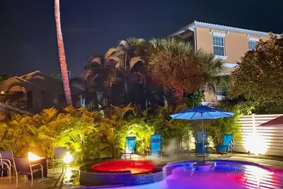 Image de 65 steps to beach or bay, 150, 000-dollar pool, deck, views, paddle boards/Kayaks