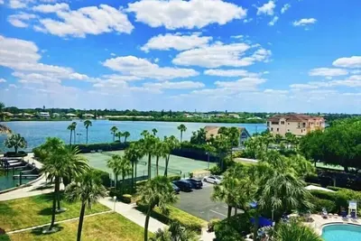Image de Siesta Key Beach Condo w/ water view & pool, half mile to the beach!