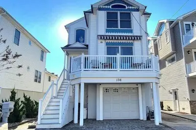 Image de Cour clôturée, 3 ponts. Beaucoup de lumière naturelle et une cour privée, beaucoup d'espace sur le pont et un bel intérieur lumineux. C'est Sea Isle qui vit à son meilleur. <br>