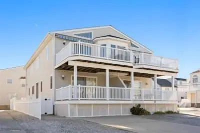 Image de 3 nouveaux decks. Cour clôturée, douche fermée, Excellent emplacement. À quelques pâtés de maisons des magasins, des restaurants, du parc, du tennis et bien sûr de la plage!