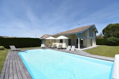 Image de Seignosse \"Desclaux\" Magnifique villa contemporaine avec piscine chauffée pour 8 personnes.