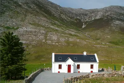 Image de GÎTE D'Auto-Restauration Dans La VALLÉE Picturesque D'Inagh Avec Wi-Fi