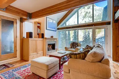 Image de Superbe Alta Ski In \/ Ski Out Condo 3 Chambres Plus Loft avec Jacuzzi et Cheminée