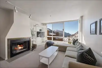 Image de Ski in \/ Ski Out Condominium pittoresque avec cheminée et vue sur la montagne