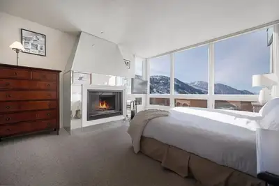 Image de Ski in \/ Ski Out Condominium spacieux avec deux cheminées