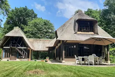 Image de Magnifique chaumière à colombages dans un  domaine privé  avec tennis et piscine