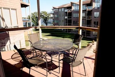 Image de Superbe vue sur le lac Condo 3 chambres / 2 salles de bain près des commodités de Bridges Bay!