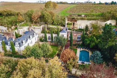 Image de Demeure XVIIIe au luxe simple, calme, jardins soignés et piscine chauffée