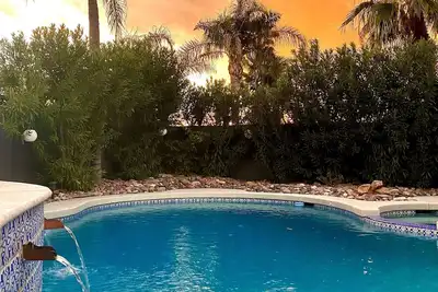 Image de piscine privée / jacuzzi dans cour ensoleillée orientée sud, région de Kierland avec 6 vélos