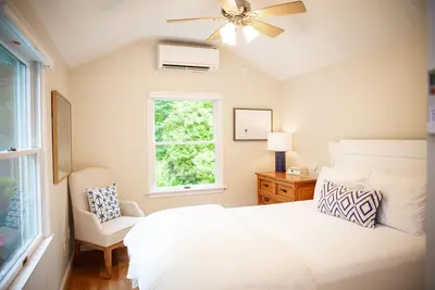 Image de Pristine Cottage: Ev charger, Ac, outdoor shower+ firepit, walk to Bakers Pond