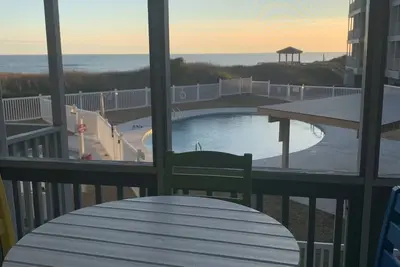 Image de * Tout nouveau * pour 2020: Oceanfront, mis Ă jour et prĂŞt pour votre famille!