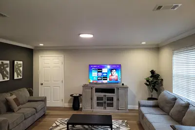 Image de Mardi Gras Visitors Are Welcome! 3 Bedrms \/ 4 Beds. 1. 5 Ba. Spacious