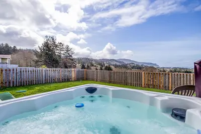 Image de Maison moderne de 3 chambres à Neskowin avec cour entièrement clôturée, animaux de compagnie