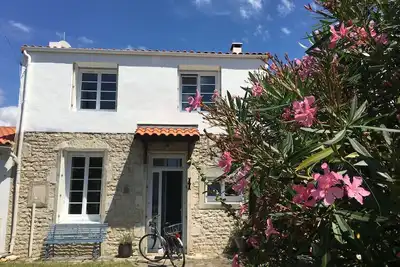 Image de Charmante maison avec beau jardin arboré. Idéal pour une famille!