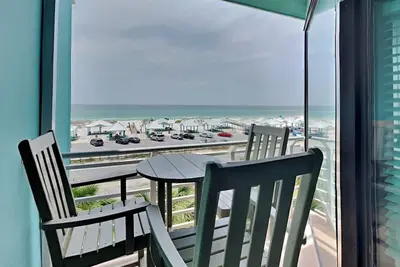 Image de Vues imprenables sur la plage, étapes vers le sable. Condo en duplex